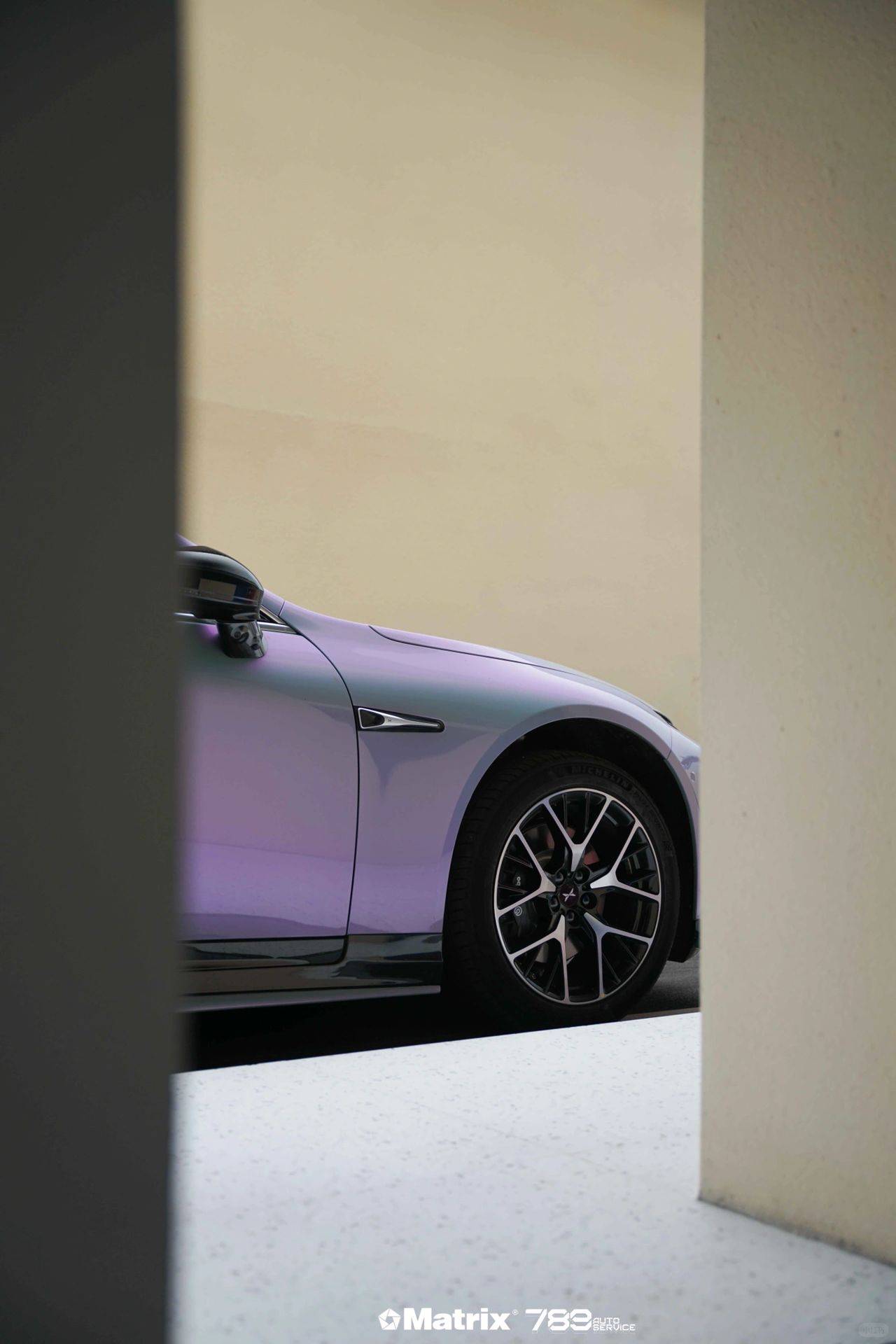 小鹏p7矩阵改色膜梦幻灰魅紫,阳光下是梦幻的紫