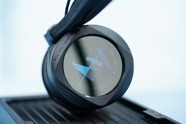 全彩屏可播放**！技嘉水雕II 360水冷散热器图赏(图4)
