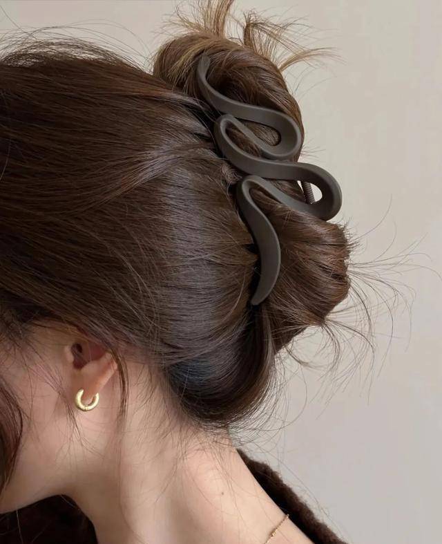 温柔女人秋冬该有的造型:简单的点缀盘发,就能展现知性文艺风格_设计