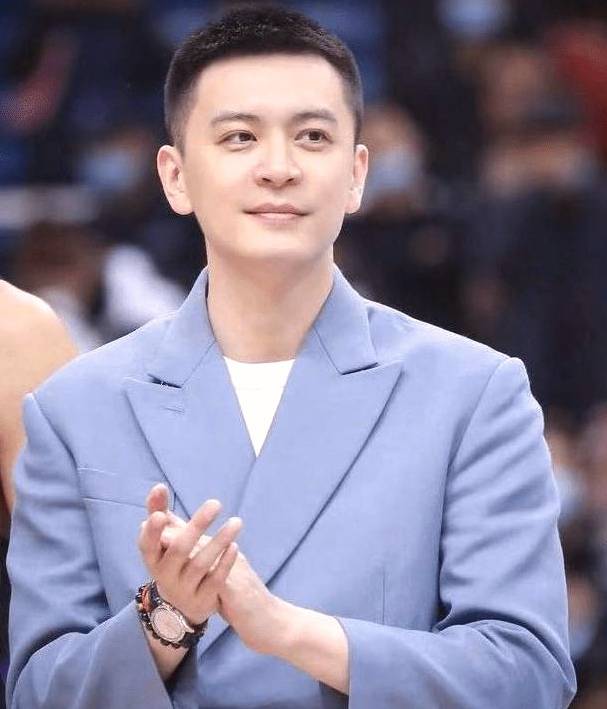 只能说杨鸣在品味上还是偏向年龄大的阿姨,当然人生就是一场戏,大家