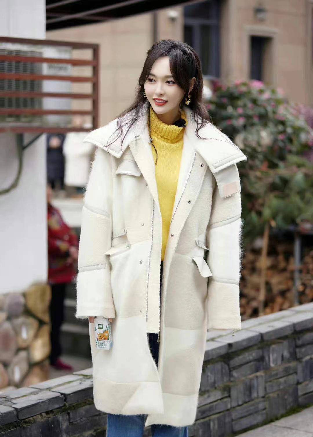 百变风格唐嫣,一袭灰白外套搭配黄色毛衣和牛仔裤,休闲俏皮减龄_时尚