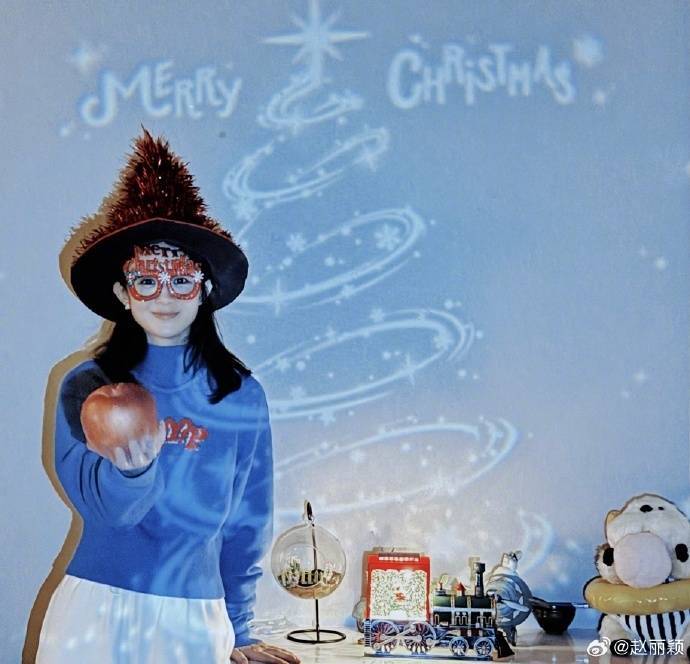 赵丽颖圣诞节晒素颜美照,皮肤白皙惹人爱,甜美可人似初恋_照片_颖宝