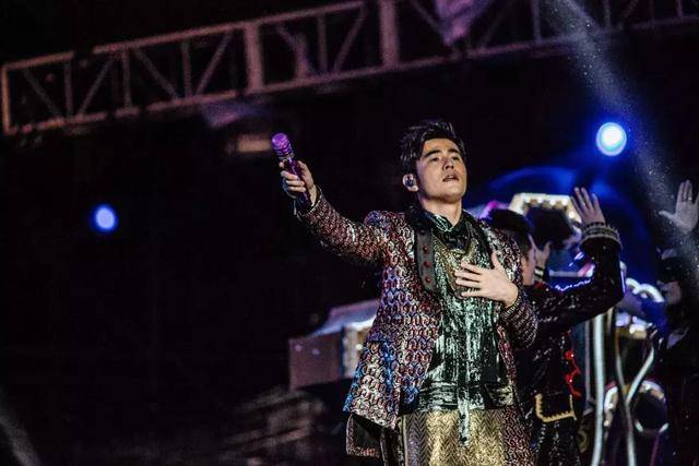 情歌主旋律中,周杰伦可甜可咸上一句让你面露微笑,下一秒抱头伤感.