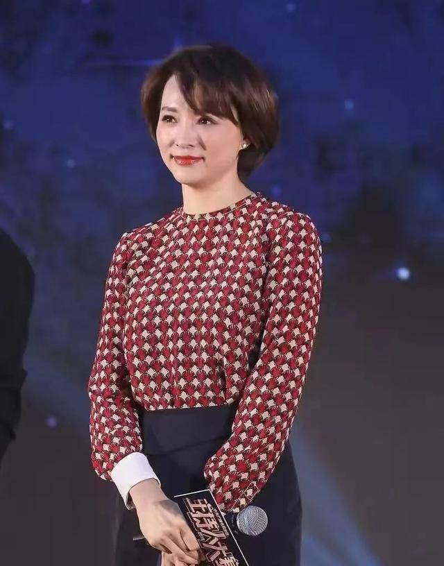 原来是董卿怀孕了,到美国生孩子,密春雷花6000万买下豪宅,让董卿安心