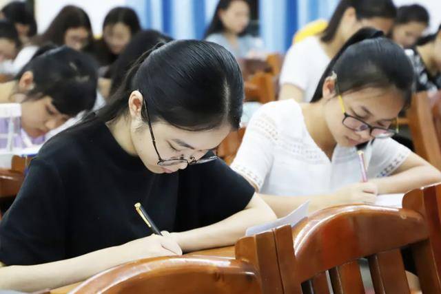 再就是可以當培訓師,只要口才好,沒有什麼不可能,培訓師也算是一個