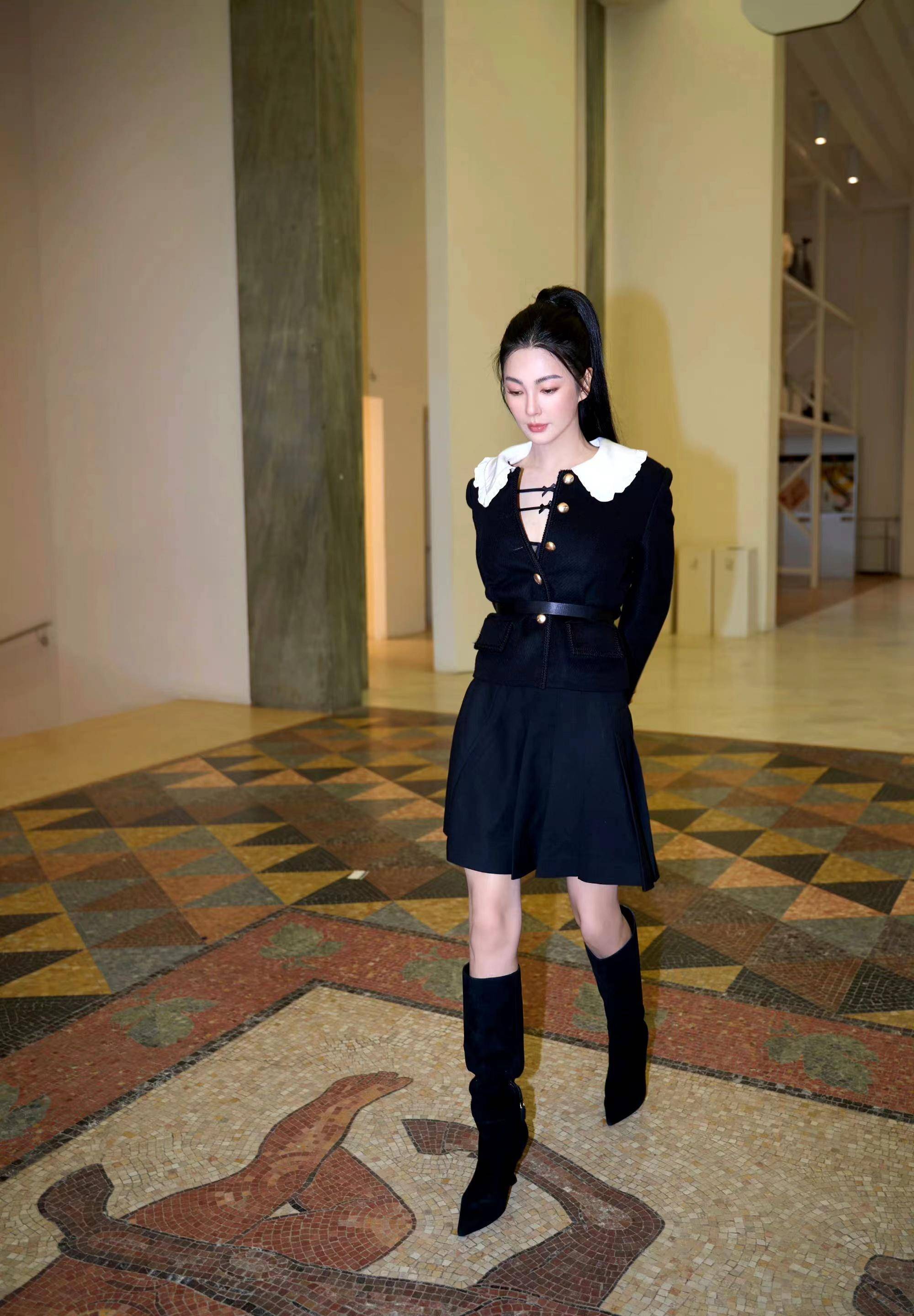 张雨绮米兰时装周造型,娃娃领小黑裙搭配长筒靴,时尚又减龄!