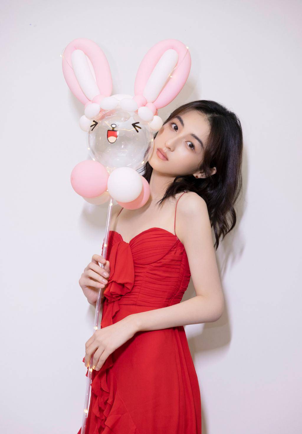 张子枫瘦了不少,但是红色的吊带裙和慵懒的卷发真的很美_姐姐_风格_很