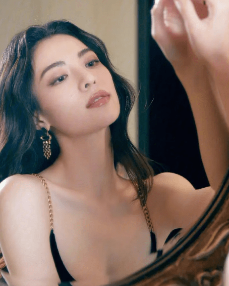 此后,钟楚曦陆续在影视作品中露面,最出名的当数2018年度的《脱单告急