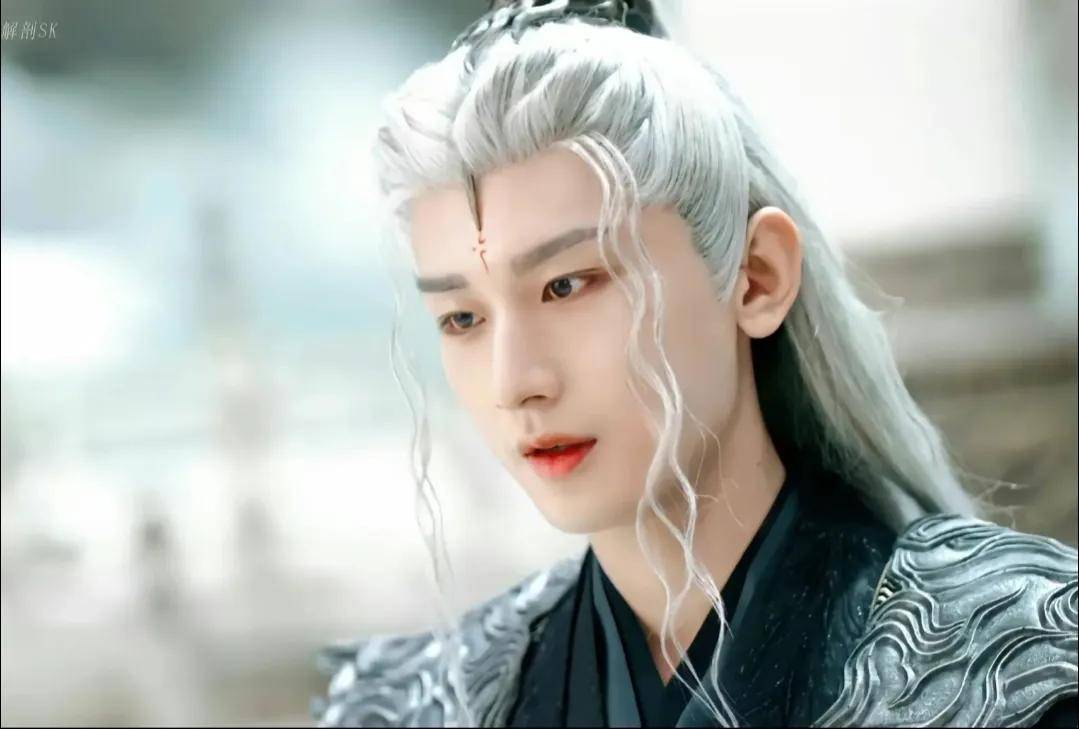 同样饰演魔尊,成毅,罗云熙让人着迷,有的东施效颦,笑掉大牙_刘学义