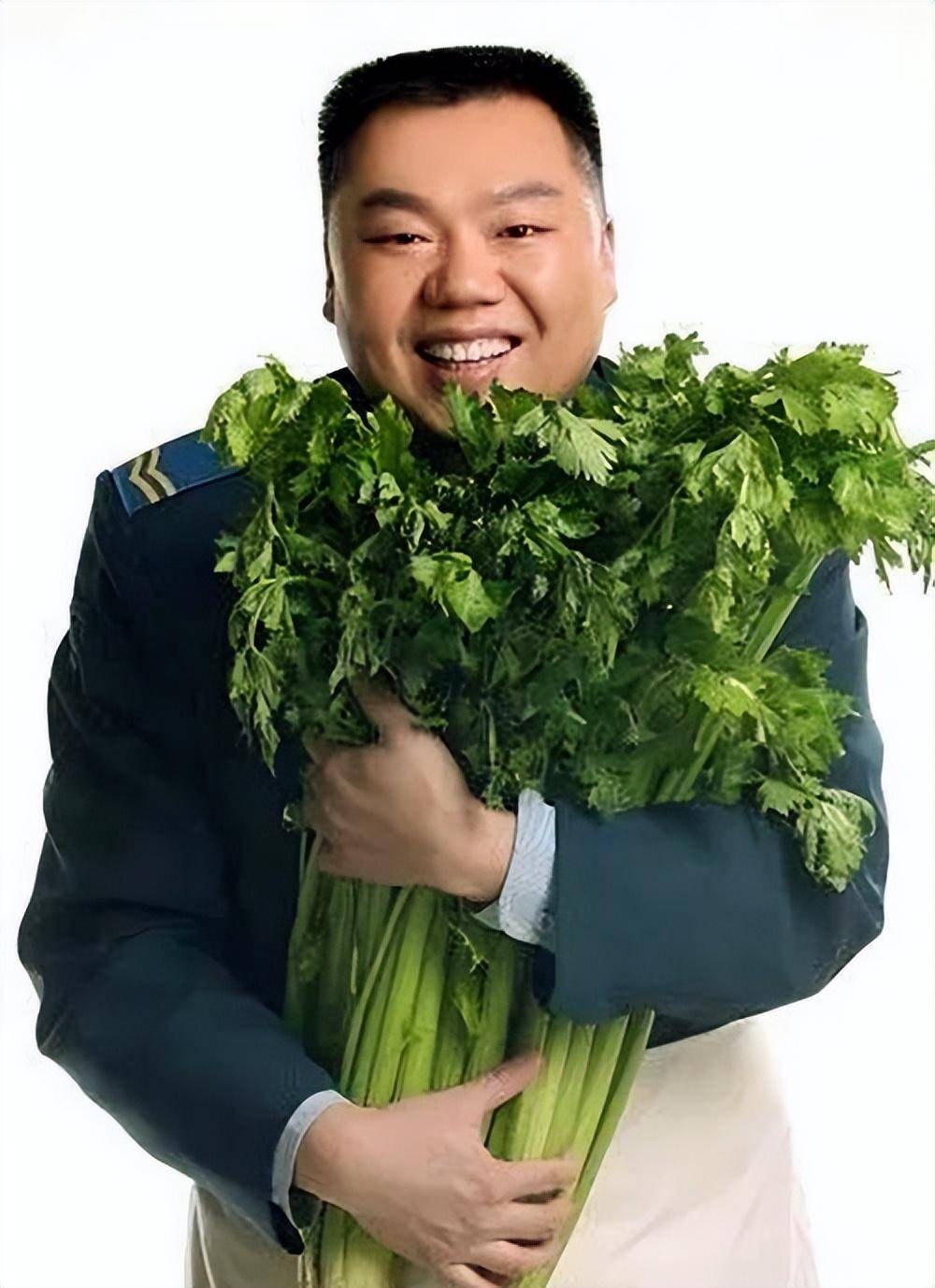 姜超:妻子和他一样胖,恩爱20年生一子,一家三口蜗居也幸福_张蒨_父母