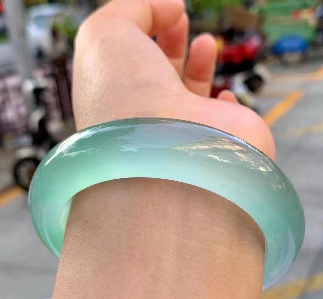 洗澡时翡翠手镯要取吗(洗澡的时候能戴翡翠手镯吗)