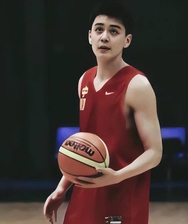 杨鸣情人身份曝光,45岁离异带娃比杨鸣大7岁_杨明大_唐家良_篮球界