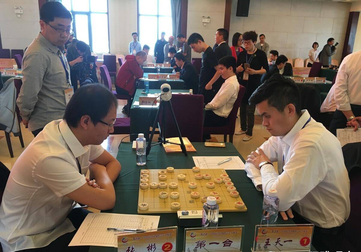 全国象棋民间棋王争霸赛的冠军颜成龙居然被自媒体质疑使用疘珠作弊!