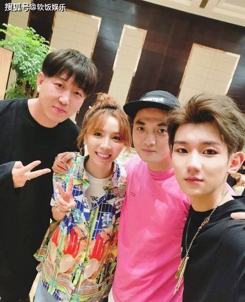 王源出生于2000年,2013年8月以tfboys成员身份出道.