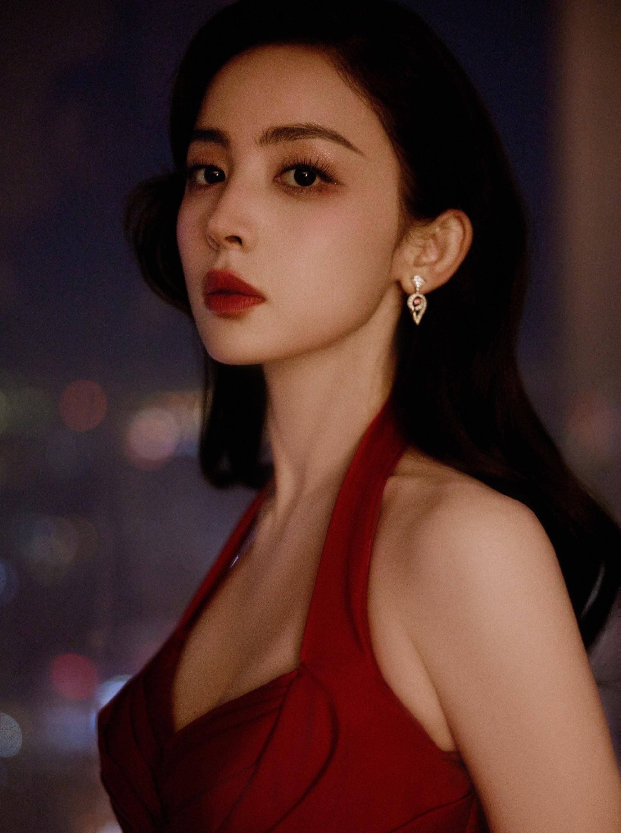 古力娜扎最新红玫瑰礼服造型,明艳照人,简直让人心动不已!