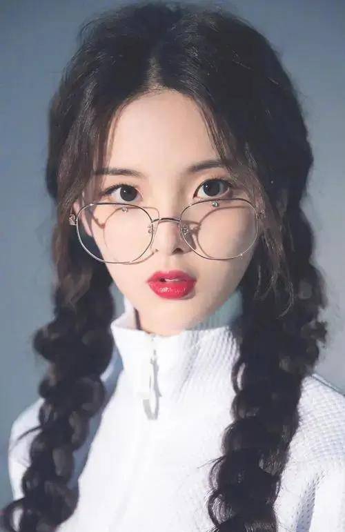 杨超越本人也在社交媒体上分享了一些关于这个发型的轶事和经历,并