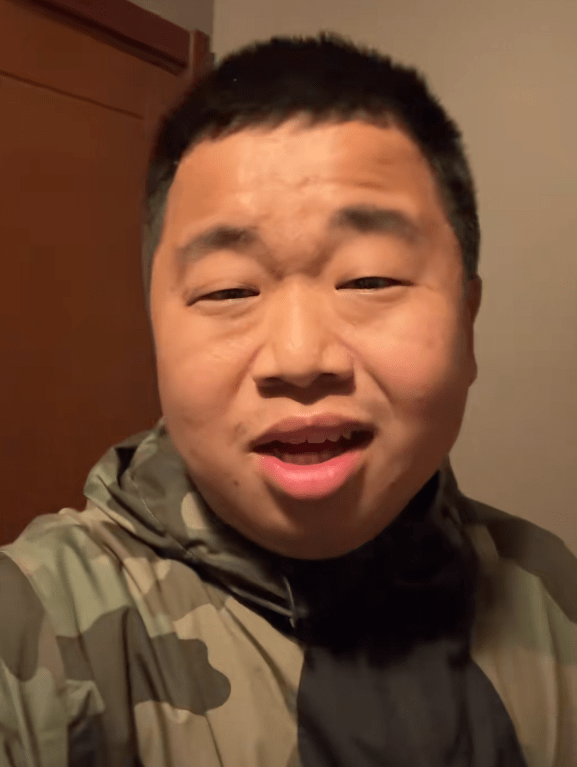 昨晚,主播蓝战非在直播间闲聊时说道:我现在的钱够