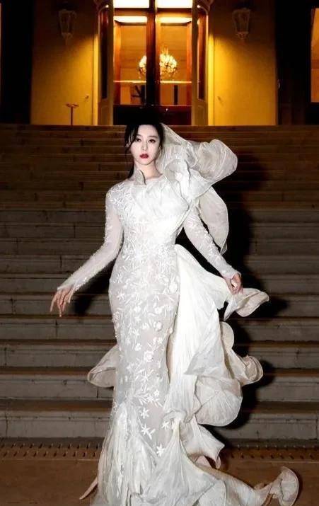 戛纳红毯:范冰冰最新造型就像仙女下凡,把美提升到新高度!