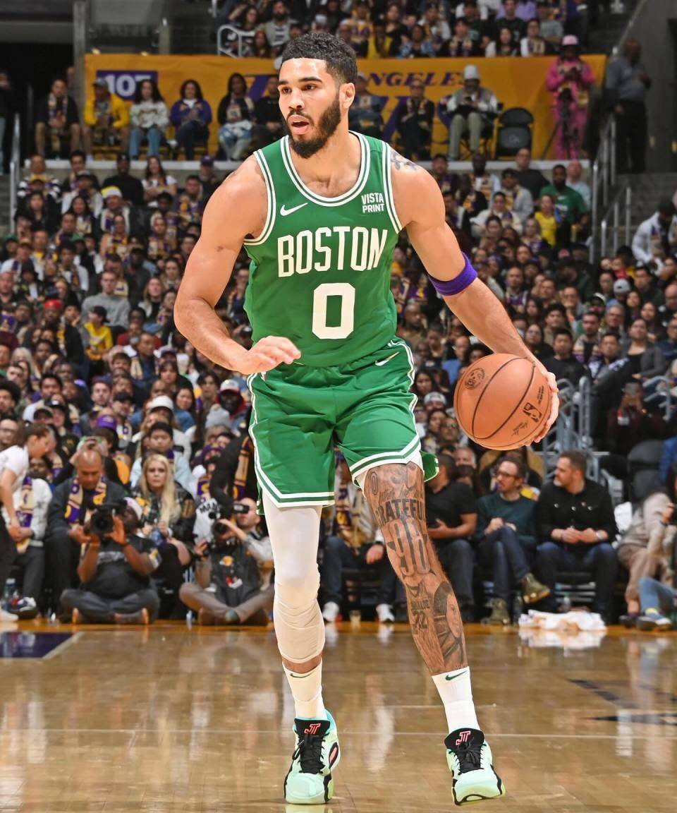 nba圣诞人物故事:塔图姆再次戴上紫色护肘,因为这是他偶像征战的地方!