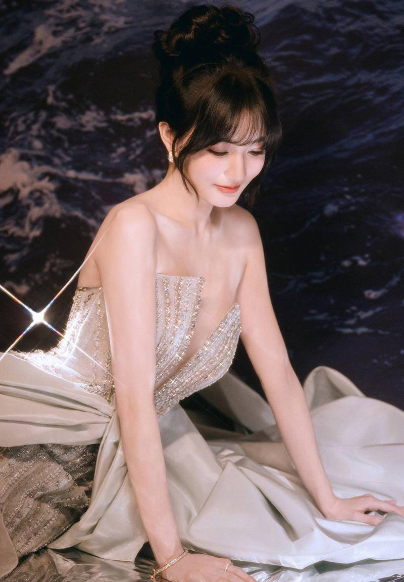 而这组照片中徐璐美丽的背影更是令人惊艳.