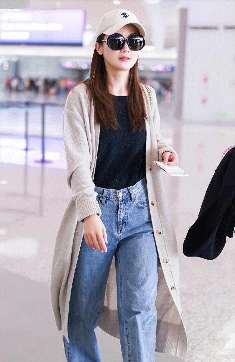 蔡卓妍亮相杭州机场,简洁造型尽显时尚与气质_风格_显得_整体