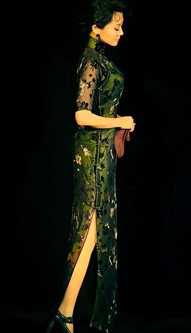 许晴的臀,李小冉的腰,景甜的曲线,这5位旗袍女神,吊打白幼瘦
