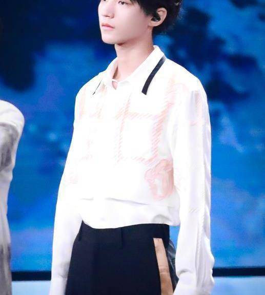 原创三小只合唱,王源调皮,千玺憔悴,看到王俊凯现状,小螃蟹心疼了!