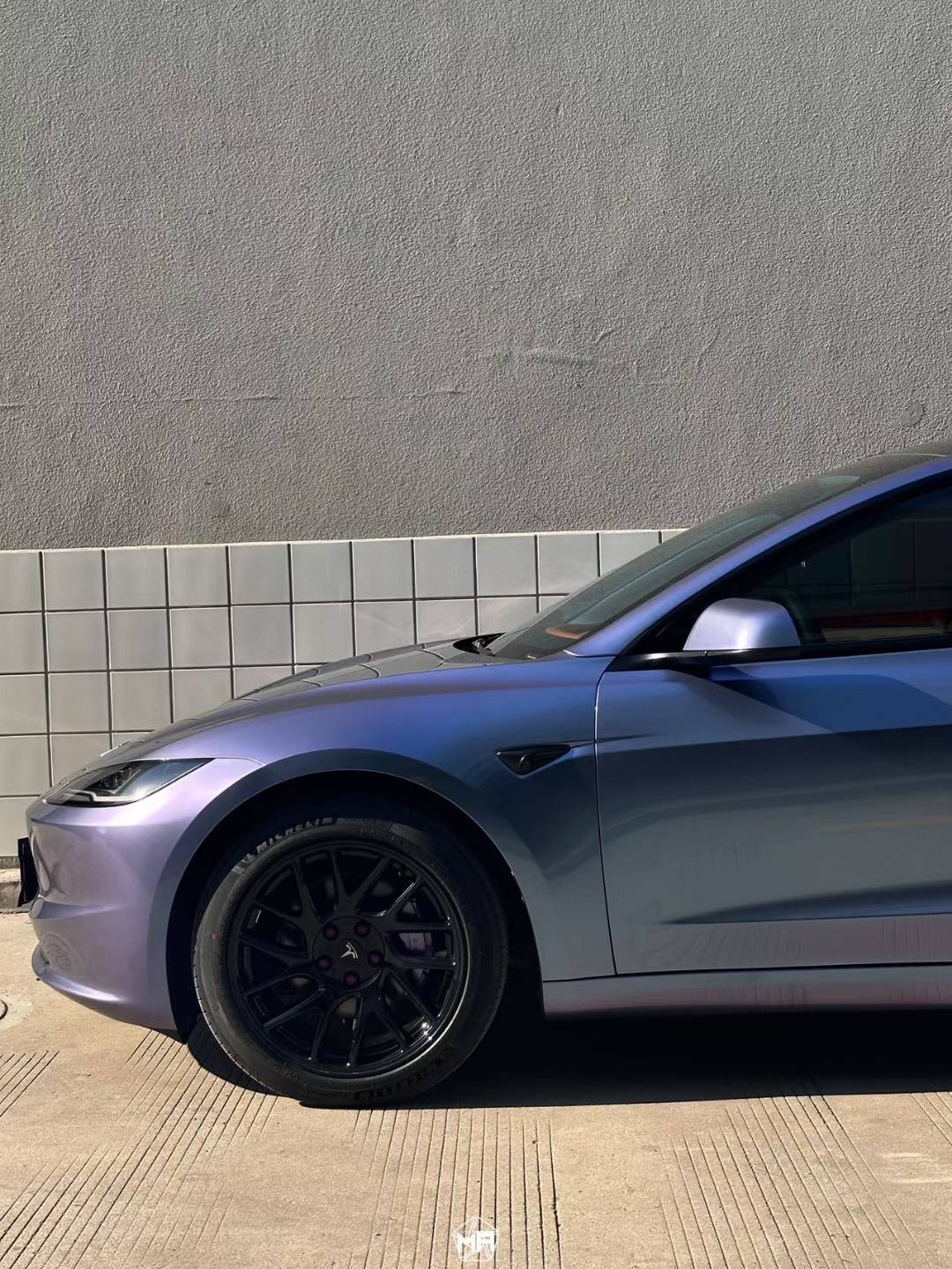 特斯拉model3矩阵改色膜金属灰紫,缤纷浪漫,变幻无穷_搜狐汽车_搜狐网