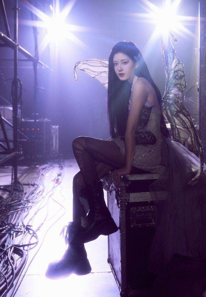 赵露思最新造型穿破洞丝袜暴露身材短板,被嘲走撕烂风像扑棱蛾子_时尚