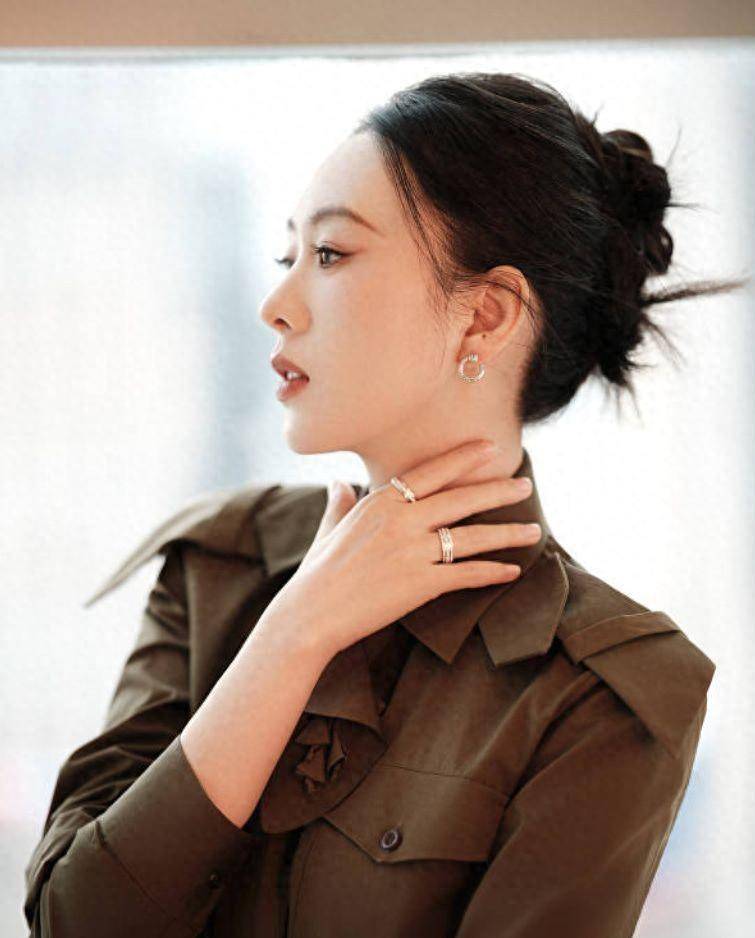 童谣穿棕色衬衫优雅知性 身材修长曲线曼妙_童瑶_观众_发布会