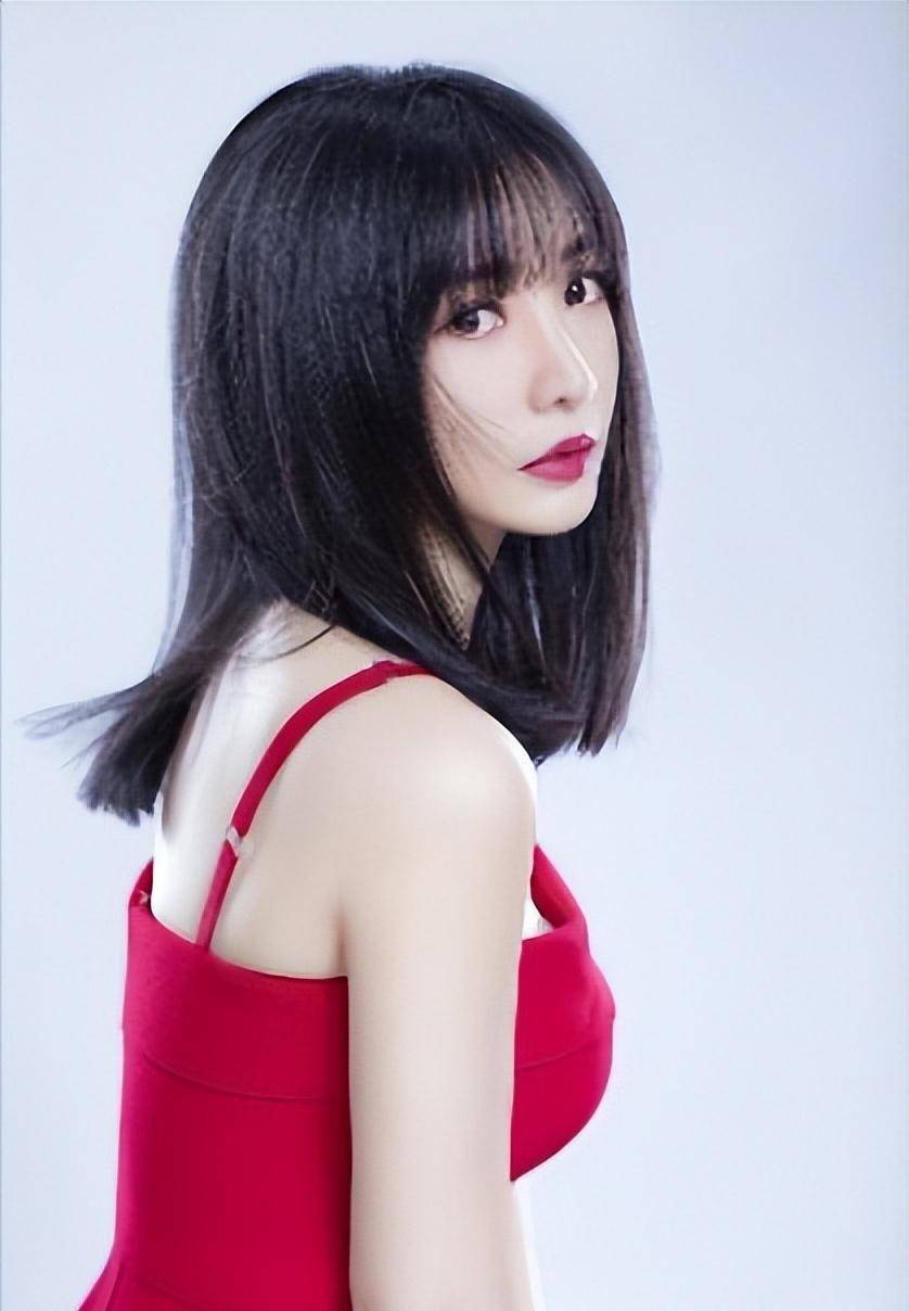 柳岩时尚穿搭秘笈揭秘:玲珑曲线惊艳全场!_身材_魅力_影响