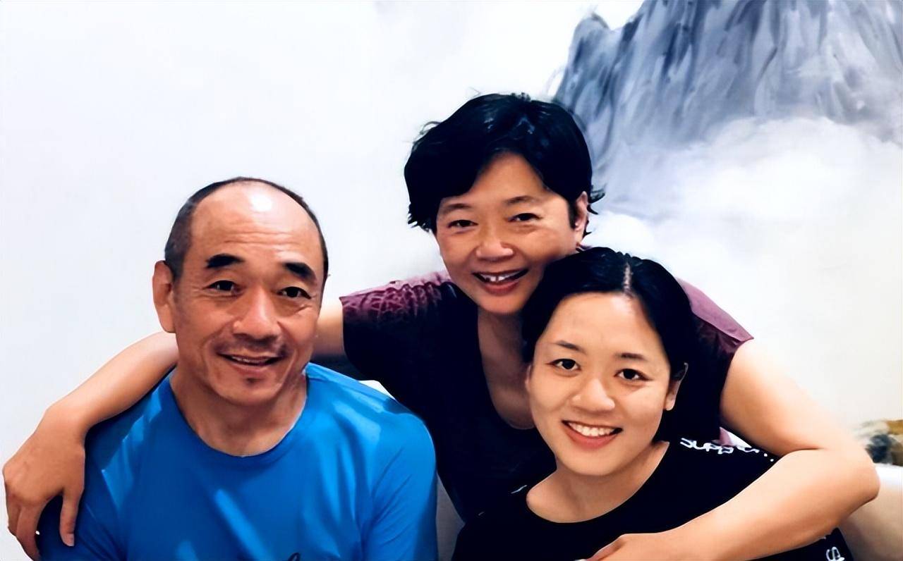 著名演员陶泽如:成名后依然蜗居平房,与初恋妻子恩爱相伴35年_杨丽丽