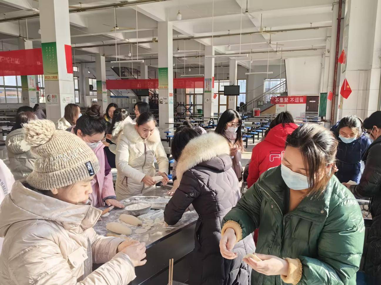 濮阳市第八中学 开展爱在八中 情暖冬至包饺子活动