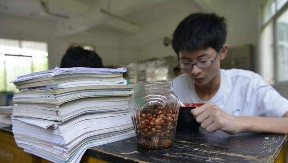 那個父親每天挑200擔沙,供他考上清華的農村娃,如今