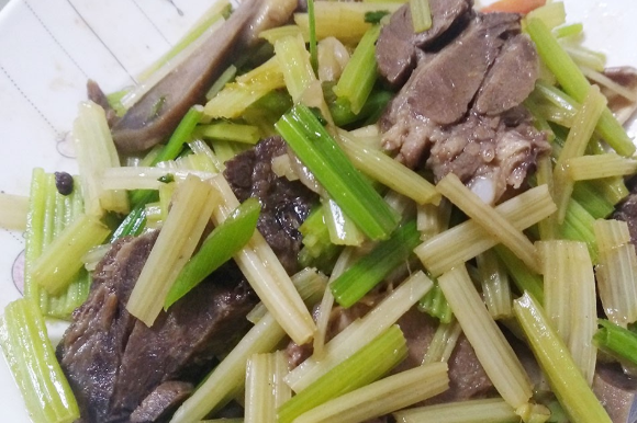 周末朋友请吃饭，看了餐桌我郁闷：寒酸的饭菜，配不上昂贵的假期(图4)