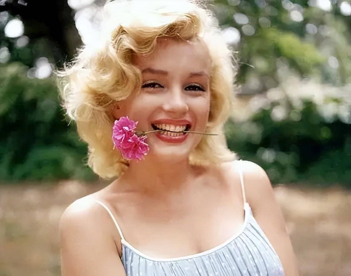 《金发梦露》安娜·德·阿玛斯,为何不模仿玛丽莲·梦露的口音?