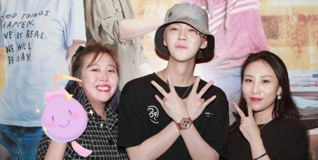 鹿晗现身新剧庆功宴,合照时眼睁不开面色憔悴,与吴磊差距明显_张萌