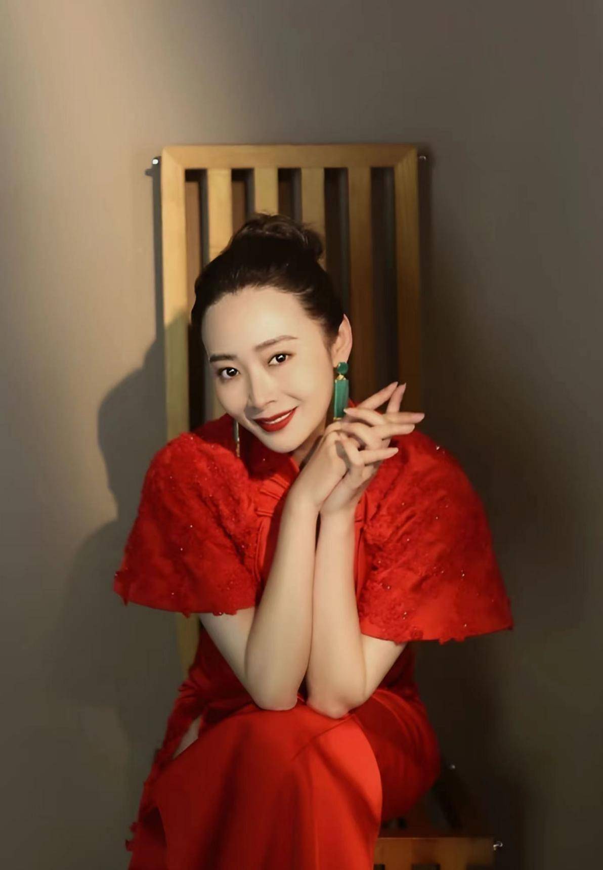 《狂飙》后程程大秀身材曲线,曲栅栅这张旗袍照片,没人能扛得住_皮肤