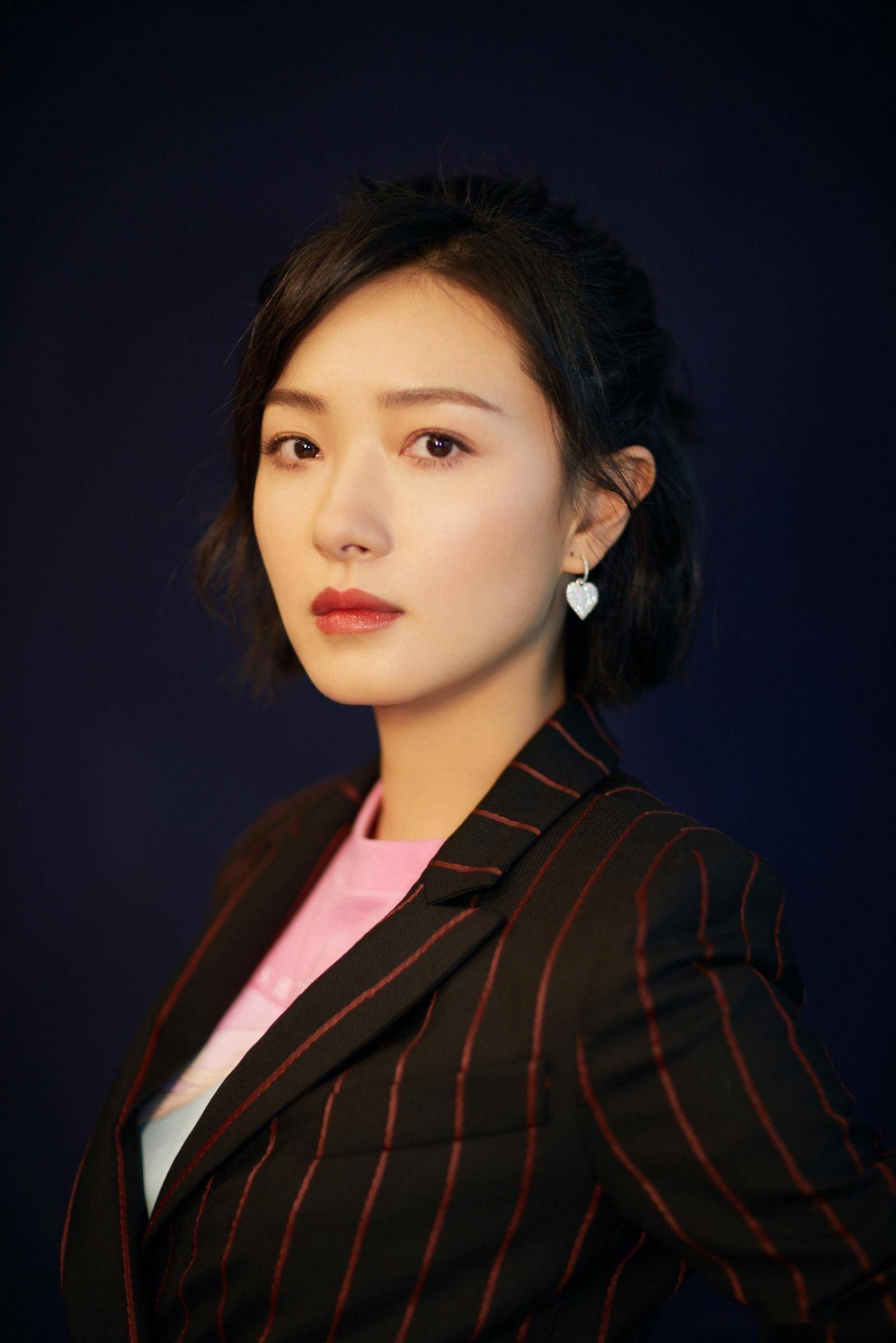 万茜:娱乐圈女神写真,她如何以绝美身材与精湛演技征服了观众?