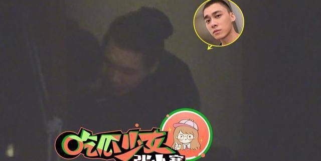 回家时李易峰的贴身女助理还亲自送她到了小区门口才打车离开,看助理