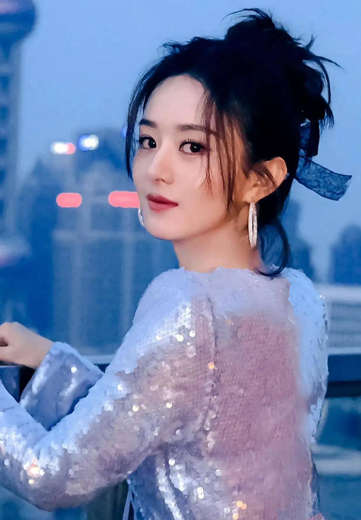 赵丽颖外滩拍写真摩登又晶莹,紫色镂空裙时髦似仙子_造型_短裙_亮片