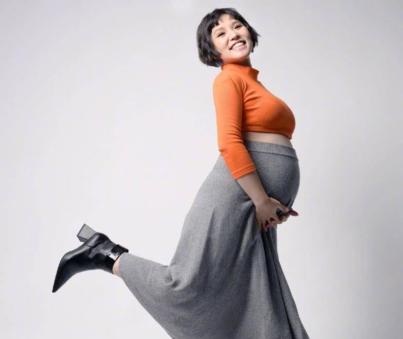 谢依霖躺草坪上休息,孕妇装遮不住大肚子,看到全身照:已经8个月了?