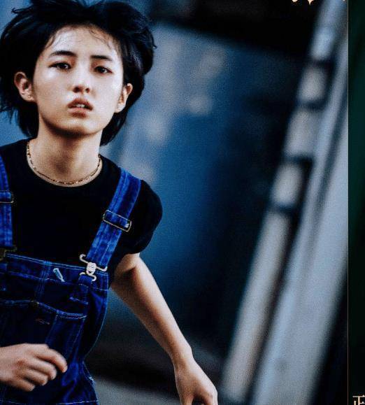 张子枫答应粉丝晒自拍,一口气发4张素颜照,额头上还有痘印?