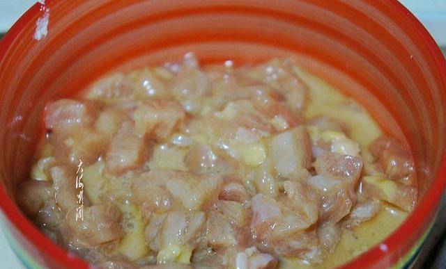 炒锅留底油,爆香葱花,加入适量的适量宫保鸡丁酱炒出香辣味,加入胡
