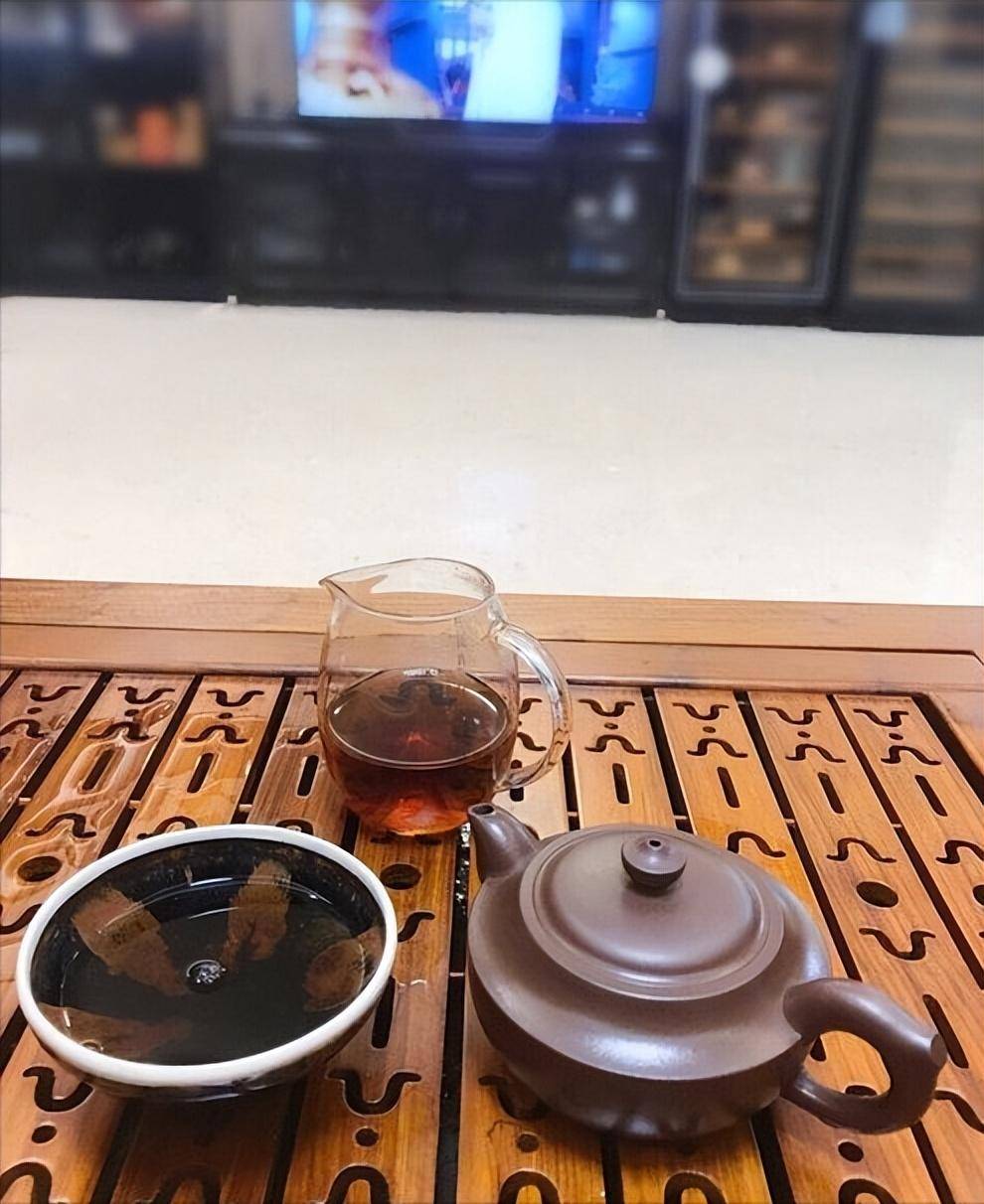 来年2月份,狗仔就拍到了景甜和张继科在车内热吻的照片.
