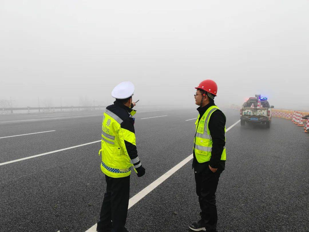 濟寧高速交警守護高速出行平安路_車輛_路面_天氣