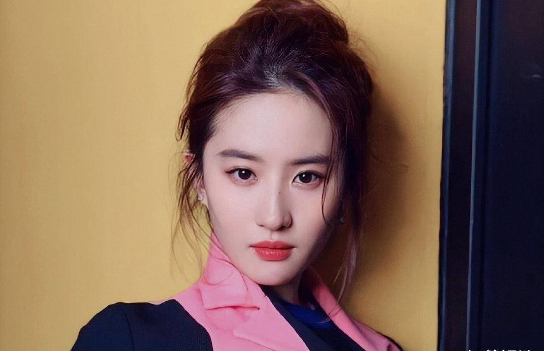 刘亦菲晒照大秀好身材,微胖女神摇身一变马甲线女神,被男粉叫老婆暖心