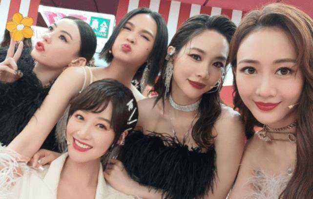 王鸥晒姐姐团"怼脸自拍",周笔畅牙上沾口红,40岁张柏芝浓妆惊艳了