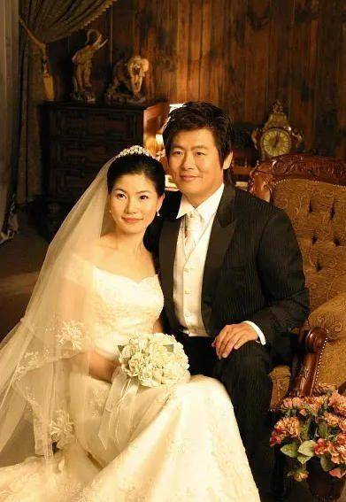 2001年,成东镒与妻子朴庆惠结婚