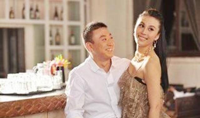 42岁奥运冠军马琳近况,二婚妻子似20岁少女,儿子庆生照俏皮可爱